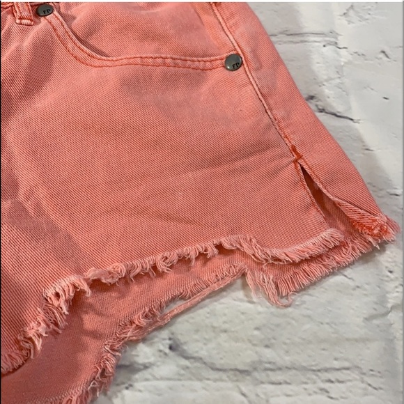 Free People Distressed Peach Cutoff Shorts size 24 - Picture 4 of 10